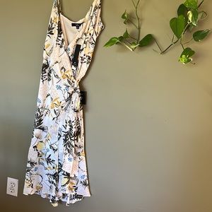 NWT Sexy feminine Lulus wrap dress